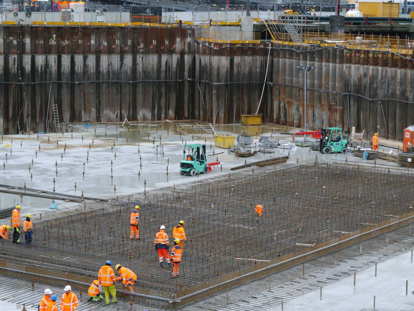 Ferraillage d'un radier sur un chantier de fondations