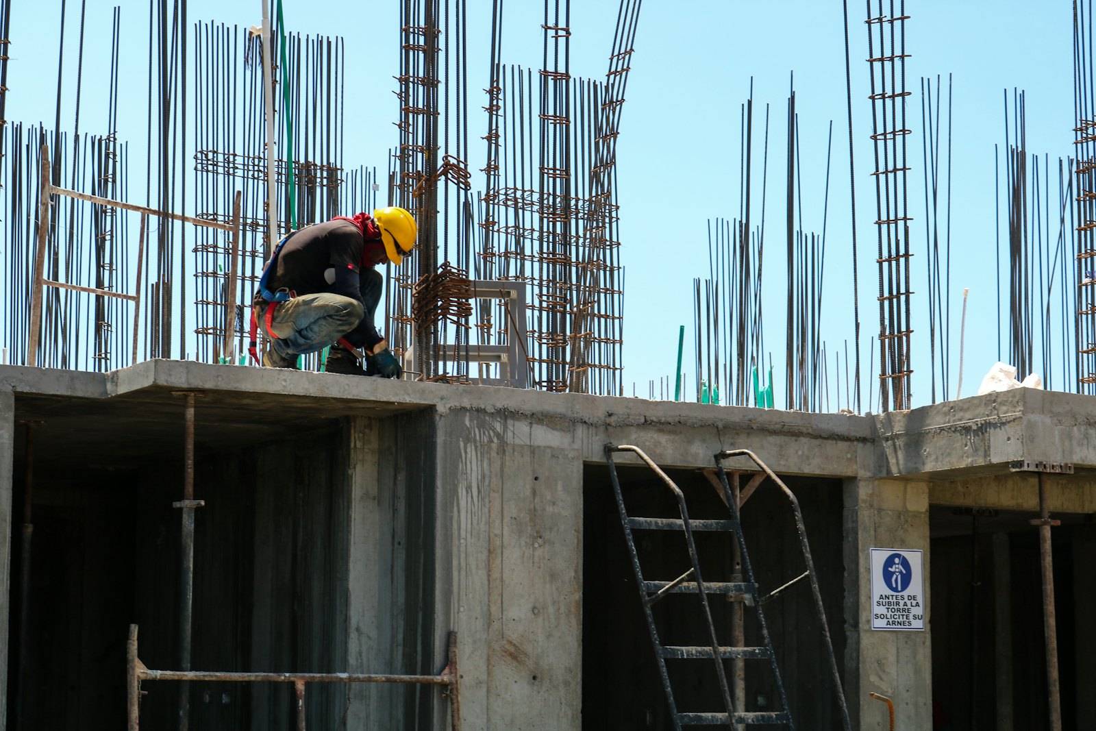 Structure en béton armé avec les attentes d'armatures de l'étage