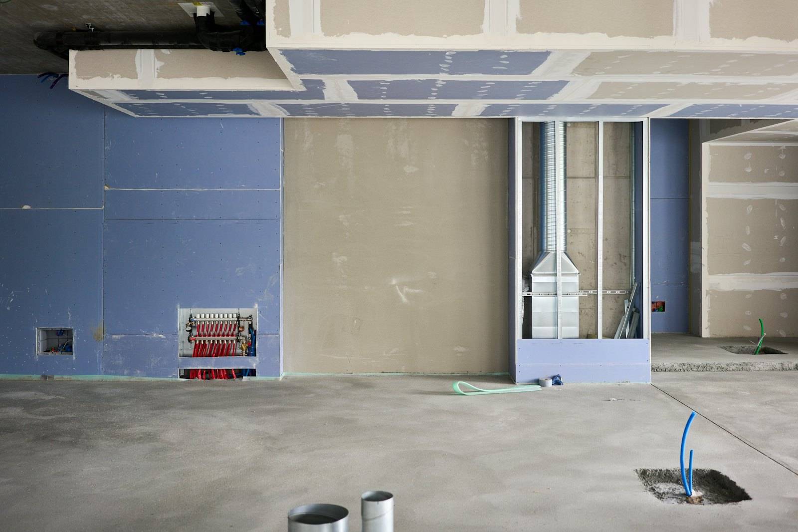 Pièce en travaux avec cloisons et plafonds en plaques de plâtre