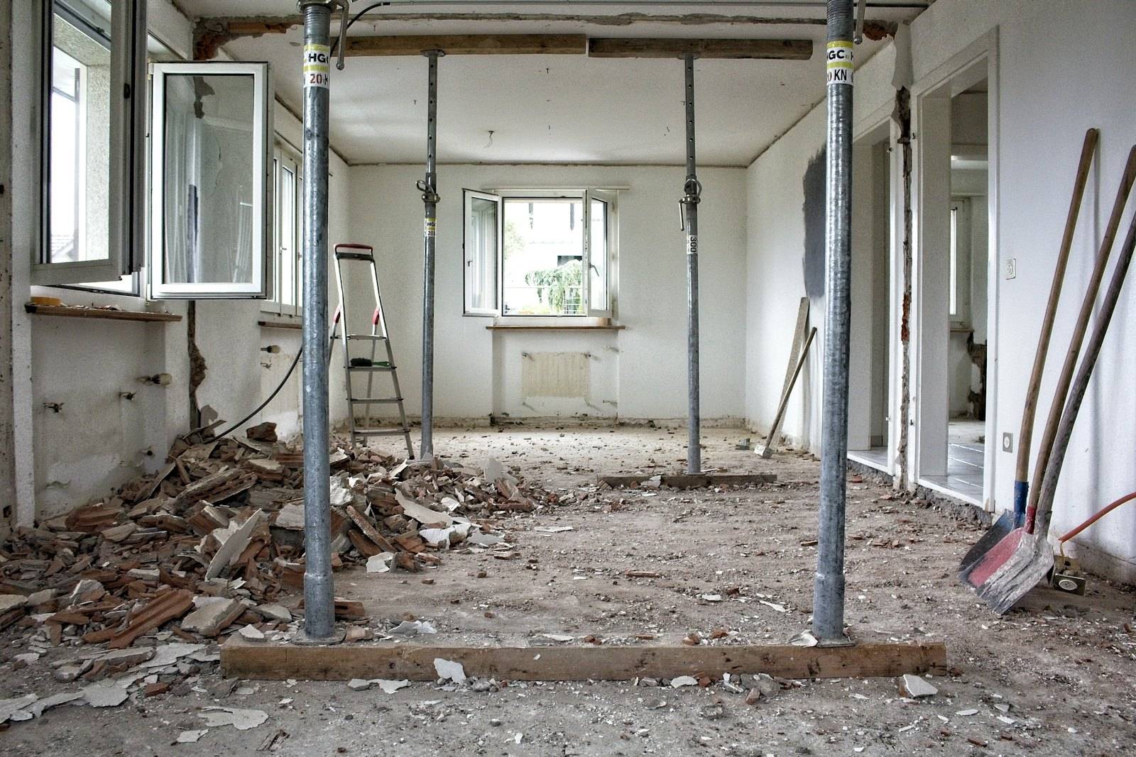 Pièce en rénovation avec des étais métalliques sous le plafond